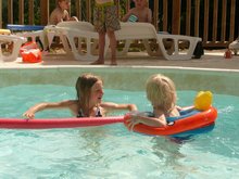 Lekker spelen in zwembad Lacanal Nages Zuid Frankrijk