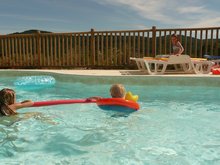 Spelen in zwembad Lacanal Nages Zuid Frankrijk