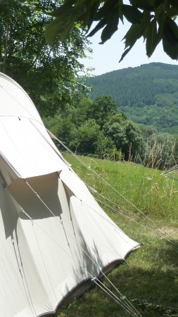 Kamperen op kleine camping bij meer