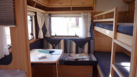 Stapelbed met zitje huur caravan op camping Lacanal