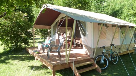 Louez une tente safari lodge au camping Lacanal