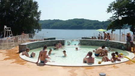 Het nieuwe zwembad aan het meer van Laouzas zwembad Lac du Laouzas
