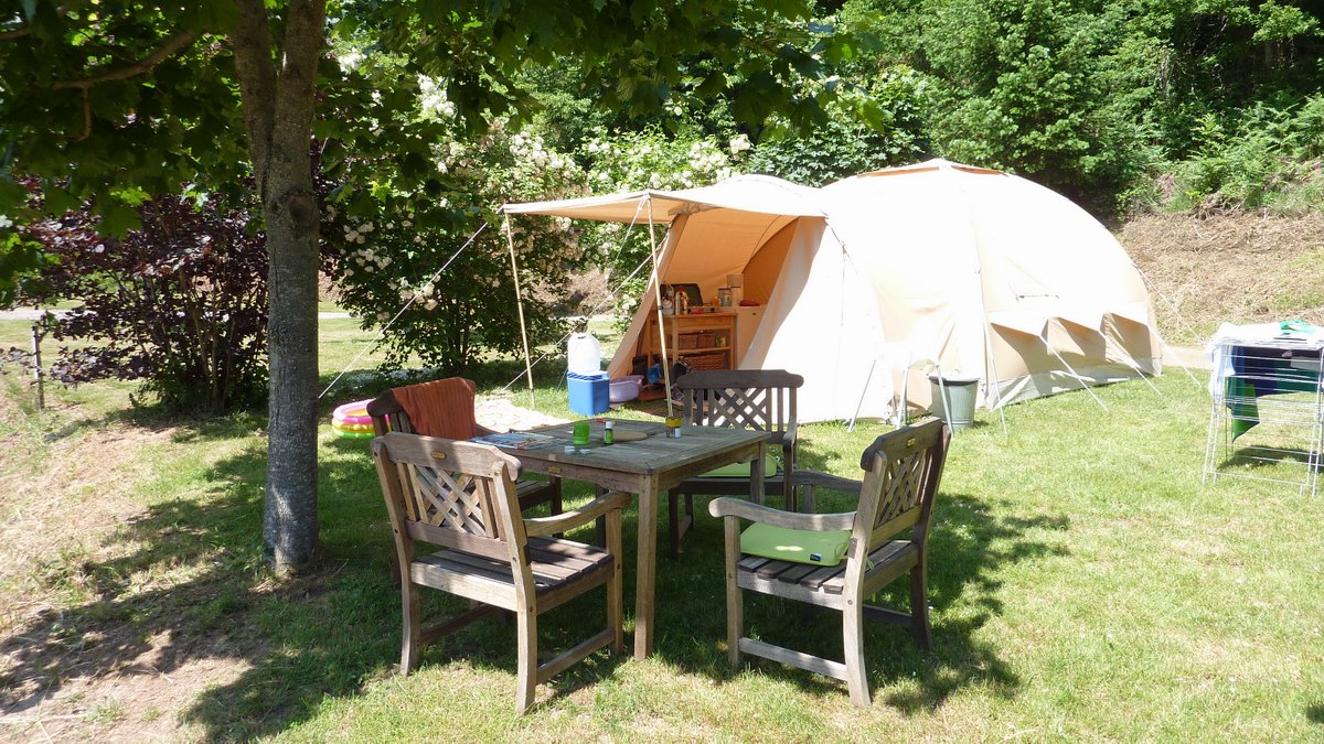 Kleiner Campingplatz mit Mietzelt und Ferienhaus